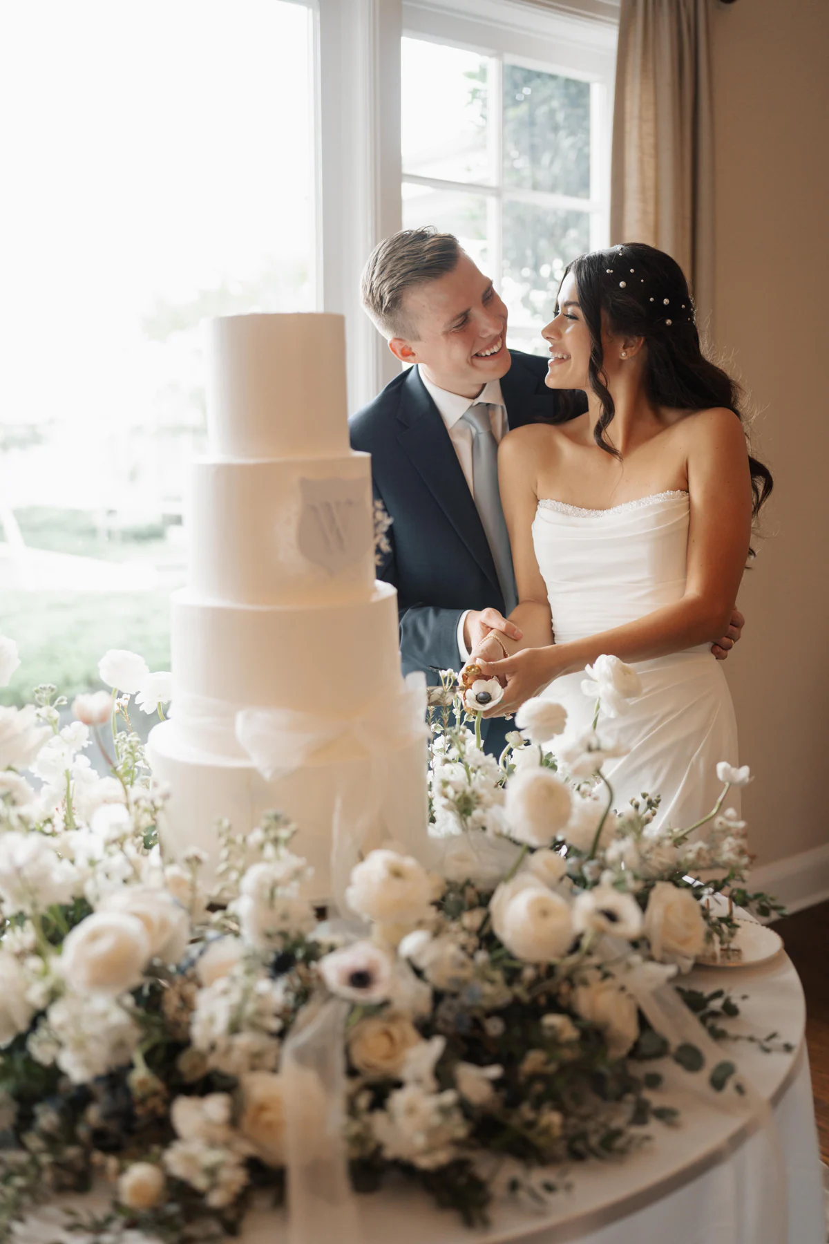 Orlando newlyweds cutting their wedding cake